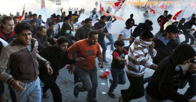 بحرین میں نہتے مظاہرین پر آنسو گیس کی شیلنگ، ایک شہید