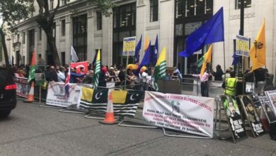 کشمیر میں مظالم پر لندن میں انڈین ہائی کمیشن کے باہر مظاہرہ