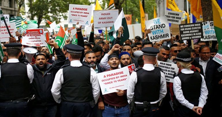 لندن، میڈیا اداروں کے دفاتر کے باہر کشمیر کے حق میں مظاہرہ