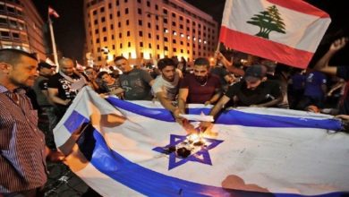 لبنانی مظاہرین نے امریکی اور اسرائیلی پرچم کو آگ لگا دی