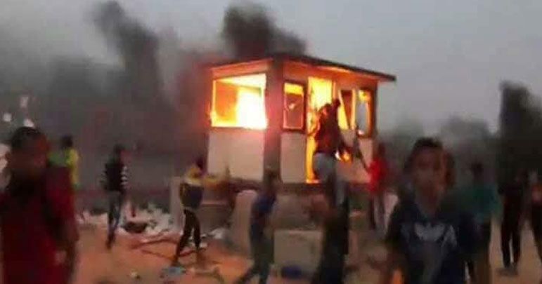 غزہ میں فلسطینیوں نے اسرائیل کی فوجی چیک پوسٹ نذر آتش کردی