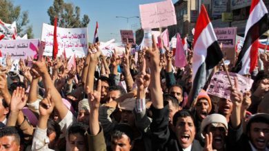 یمن میں ہزاروں طلباء کا آل سعود کے محاصرے کے خلاف مظاہرہ
