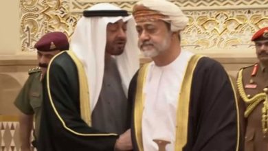 عمان کے نئے سلطان کا شیخ زید النیہان سے ہاتھ ملانے سے انکار
