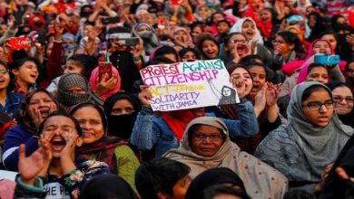 بھارتی پولیس کا احتجاج کرنے والی خواتین پر لاٹھی چارج