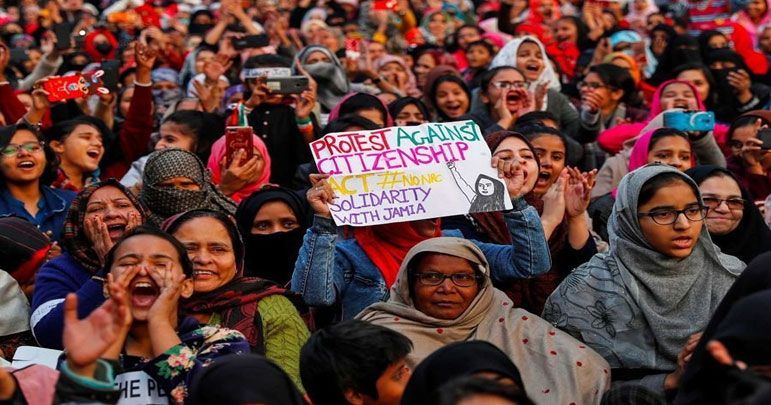 بھارتی پولیس کا احتجاج کرنے والی خواتین پر لاٹھی چارج