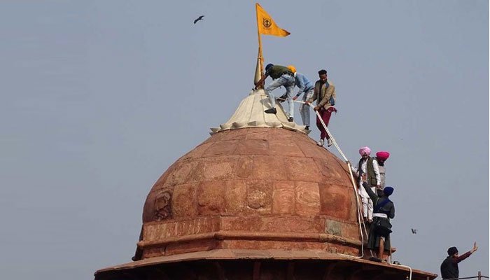 بھارت: لال قلعے پر پرچم لہرانے کے بعد سیکیورٹی ہائی الرٹ