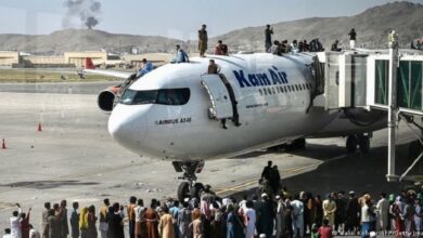کابل ایئرپورٹ: طیارے سے لٹک کر افغانستان چھوڑنے والے شہریوں سمیت 5 ہلاک