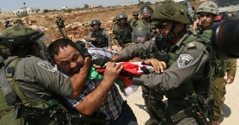 فلسطینی مظاہرین پر صیہونی فوجیوں کا حملہ