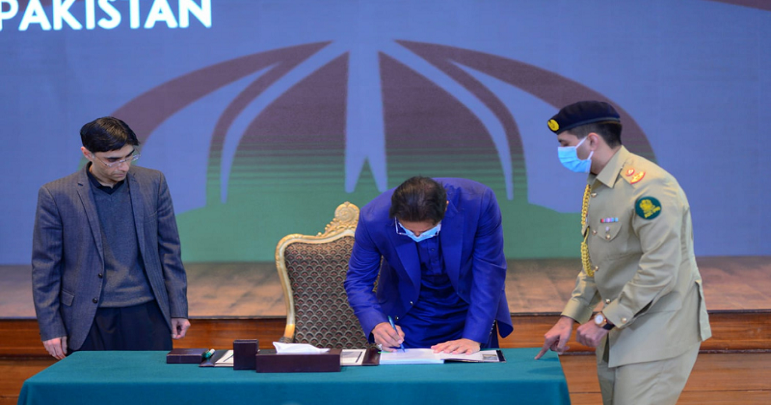 وزیر اعظم عمران خان نے پہلی قومی سلامتی پالیسی کی دستاویزات پر دستخط کر دیئے