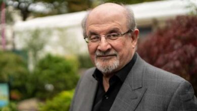 ملعون سلمان رشدی کی ایک آنکھ اور ایک ہاتھ ناکارہ ہو گیا