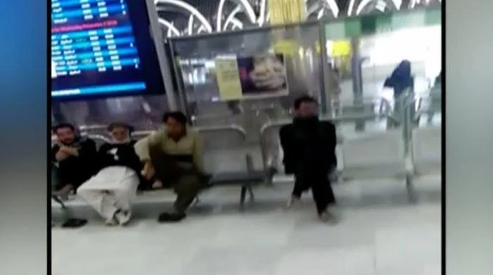 بغداد ایئرپورٹ پر پاکستانی زائرین پریشان، حکومت سے مدد کی اپیل