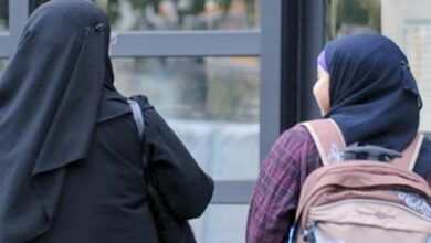 فرانس، اسکولوں میں مسلم لڑکیوں کے عبایہ پہننے پر پابندی