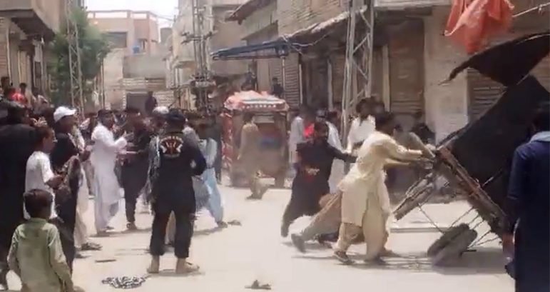 Jacobabad: Sipah-e-Sahaba attack on mourning procession, desecration of flag, police help arrested suspects escape